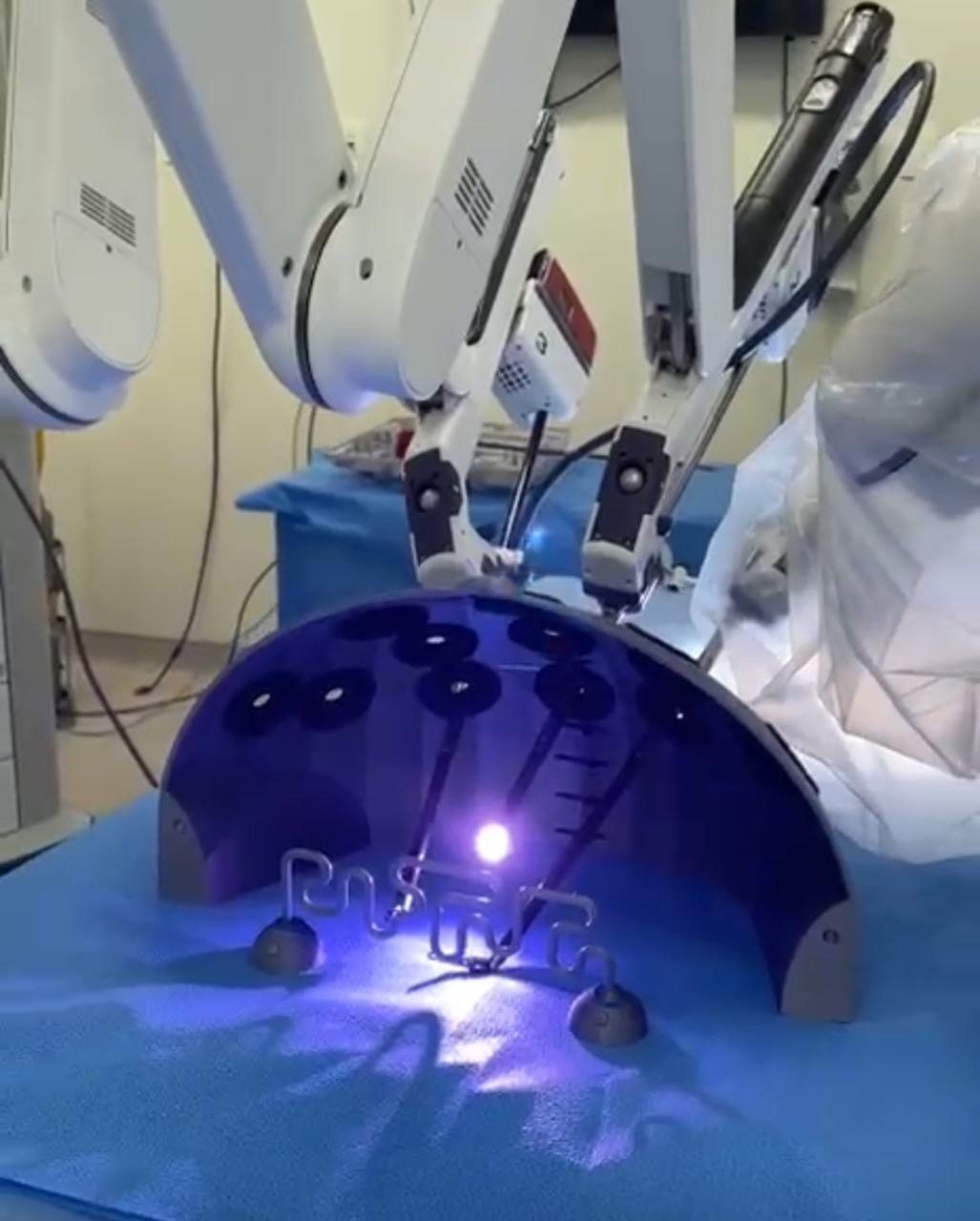 Dr. Fernando Bray no console de cirurgia robótica