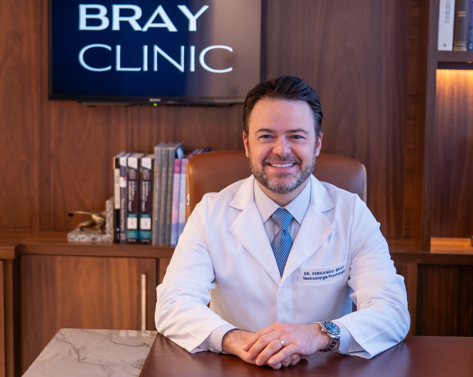 Dr. Fernando Bray em seu consultório na Bray Clinic